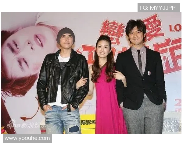 帅哥与足球明星亲密合影视频分享展现运动魅力与青春风采