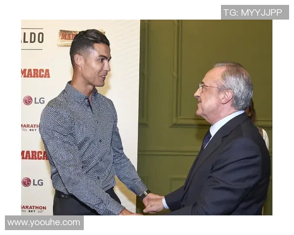 拳王阿里与足球明星同框合影展现体育巨星的风采与友谊