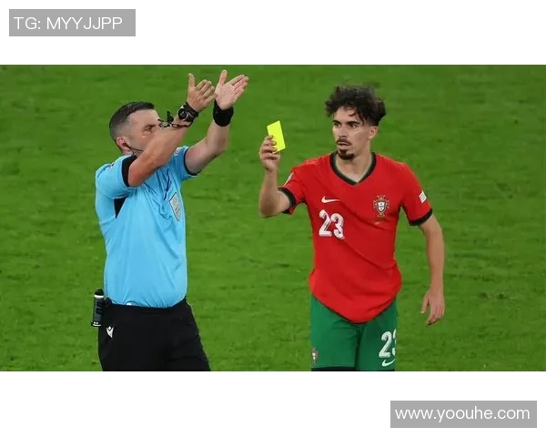 足球明星意外反转将黄牌递给裁判引发赛场热议与争议